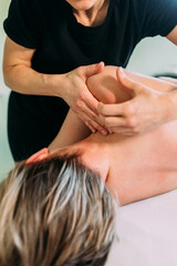 Obraz na płótnie Canvas Nackenmassage in Therapeutischer Praxis vertikal