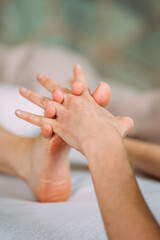 Gespreizte Zehen am Fuß einer Frau Fussmassage