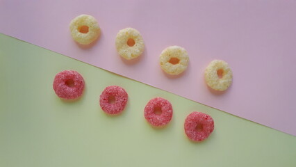 cereales de colores fondo celeste blanco