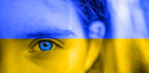 Panorama Kinder Augen voller Traurigkeit in Ukraine Farben  - obrazy, fototapety, plakaty