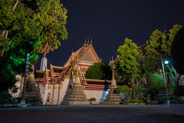 Naklejka premium Vista Nocturna del Templo de Wat Pho, Bangkok