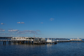 Obraz premium Maritimes Szene Lokal und Seebadeanstalt mit traumhaftem Blick auf die Kieler Förde.