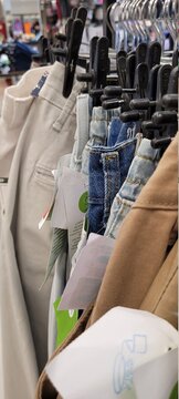 roupas colocadas em cabides para vender em lojas 
