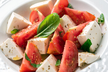 Piatto con insalata caprese fresca, tipica ricetta italiana 