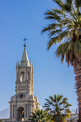 Fototapeta na wymiar Torre de la catedral del Arequipa 