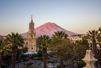 Catedral del Arequipa con el volcán Misti en el fondo