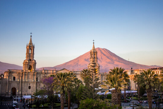 Catedral del Arequipa con el volc&aacute;n Misti en el fondo
