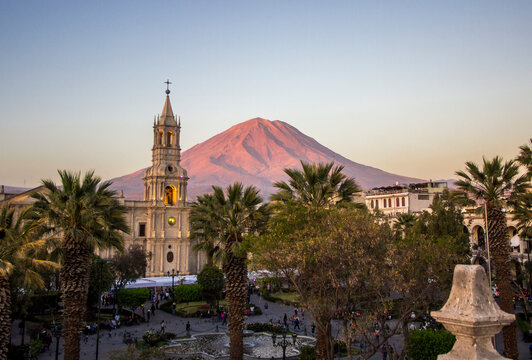 Catedral del Arequipa con el volc&aacute;n Misti en el fondo