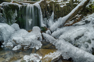 Mountain stream at the turn of winter and spring - obrazy, fototapety, plakaty
