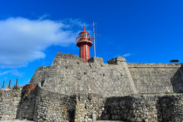 Fototapeta na wymiar Der alte Leuchtturm an den Festungsmauern Sta.Catarina in Figueira da Foz, Portugal 
