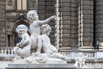 Playing children statue in Vienna