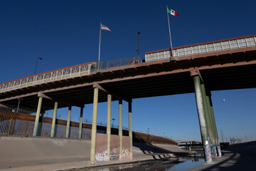Naklejka premium Santa Fe International Bridge, from Ciudad Juarez to El Paso Texas