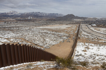 Snowy landscape of the wall that divides Mexico from the United States in Ciudad Juárez, border with El Paso, Texas.