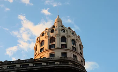 Photo sur Plexiglas Buenos Aires Dome of a landmark building with windows at sunset in Buenos Aires
