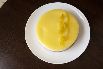 Cheesecake Limão com prato branco