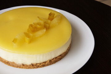 Cheesecake Limão com prato branco