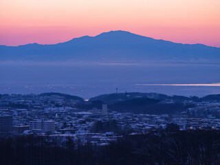 網走市街地と早朝の流氷