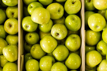 Manzanas verdes en cajas