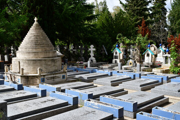 Fototapeta na wymiar Sainte genevieve des Bois; France - august 23 2020 : russian cemetery