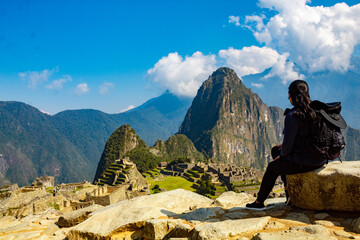 mujer sentada en la montaña, Machu Picchu,el turismo y el concepto de viaje.modo de vida...