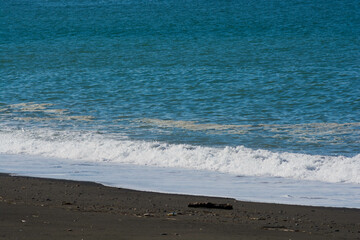 海岸に打ち寄せる波

