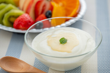 ヨーグルトとフルーツ　朝食イメージ