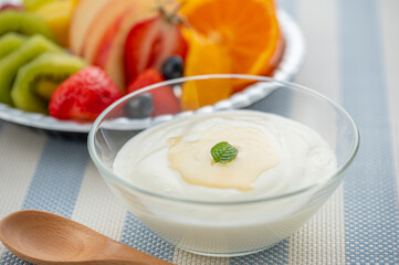 ヨーグルトとフルーツ　朝食イメージ