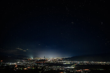 Fototapeta premium 山から見た夜景と星空