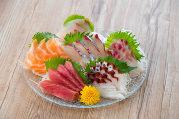 ガラスの皿に盛られた刺し身