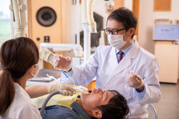 治療する歯科医師と歯科衛生士
