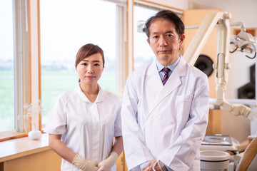 Fototapeta premium 男性医師と看護師 