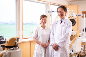 Fototapeta premium 男性医師と看護師 