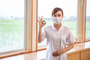 OKサインを出す看護師
