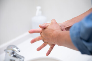 手洗いをする男性
