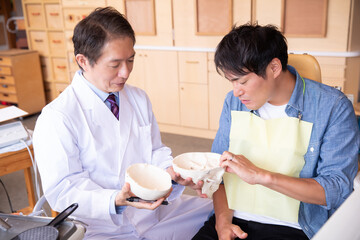 歯医者と男性患者
