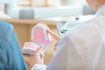 歯磨き指導する歯医者
