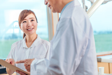 Obraz premium 看護師と医者 