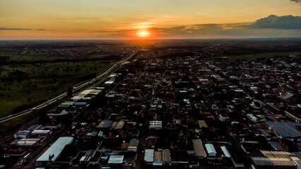 Fototapeta premium Fim de tarde Fantástico, uma vista aérea espetacular de uma cidade e o sol no fundo