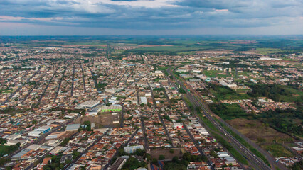 Vista aérea de uma cidade de diversos pontos em um fim d etarde no verão