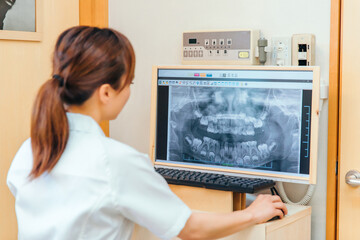 Obraz na płótnie Canvas 歯科衛生士と歯のレントゲン写真 