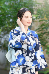髪をかきあげる浴衣の似合う美人な日本人女性のポートレート　縦