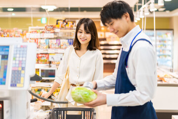 スーパーで食料品の買い物をする人