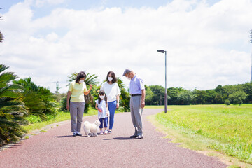 マスクをして散歩をする家族