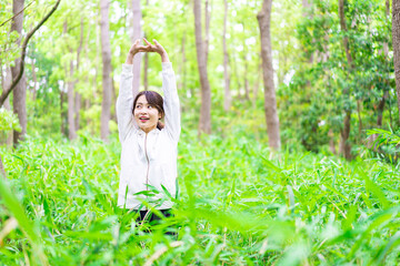 自然を散策する若い女性