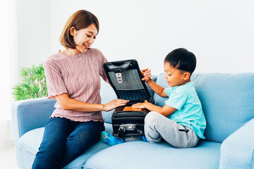 家でお母さんと話す小学生の男の子