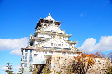 The main tower of Osaka Castle is situated on a plot of land roughly one square kilometre. It is built on two raised platforms of landfill supported by sheer walls of cut rock, using a technique calle