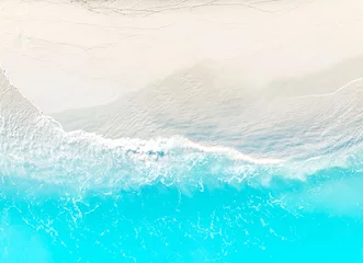 Fototapeten Luftaufnahme des türkisfarbenen Wasserhintergrunds von oben. Sommer-Meerblick-Hintergrund © SASITHORN