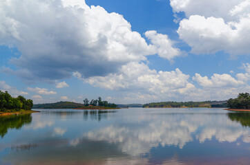 Lac et paysage dans le centre-est de Madagascar