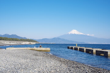 晴天の日の砂浜から見える雪の富士山の美しい景色