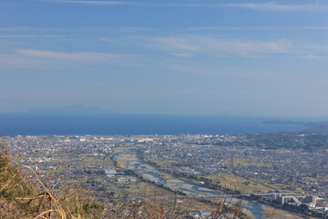 Obraz premium 神奈川県松田町からの風景。酒匂川とその先の小田原そして相模湾。 